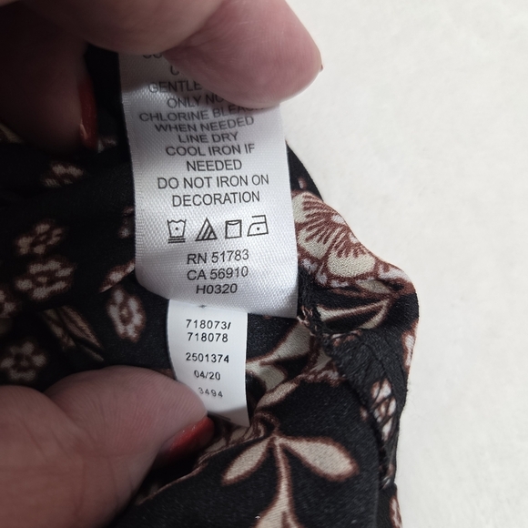 Maurices Floral Top Size Large Gold Fecks Roll Tab Sleeves Lightweight Womens - Picture 12 of 16